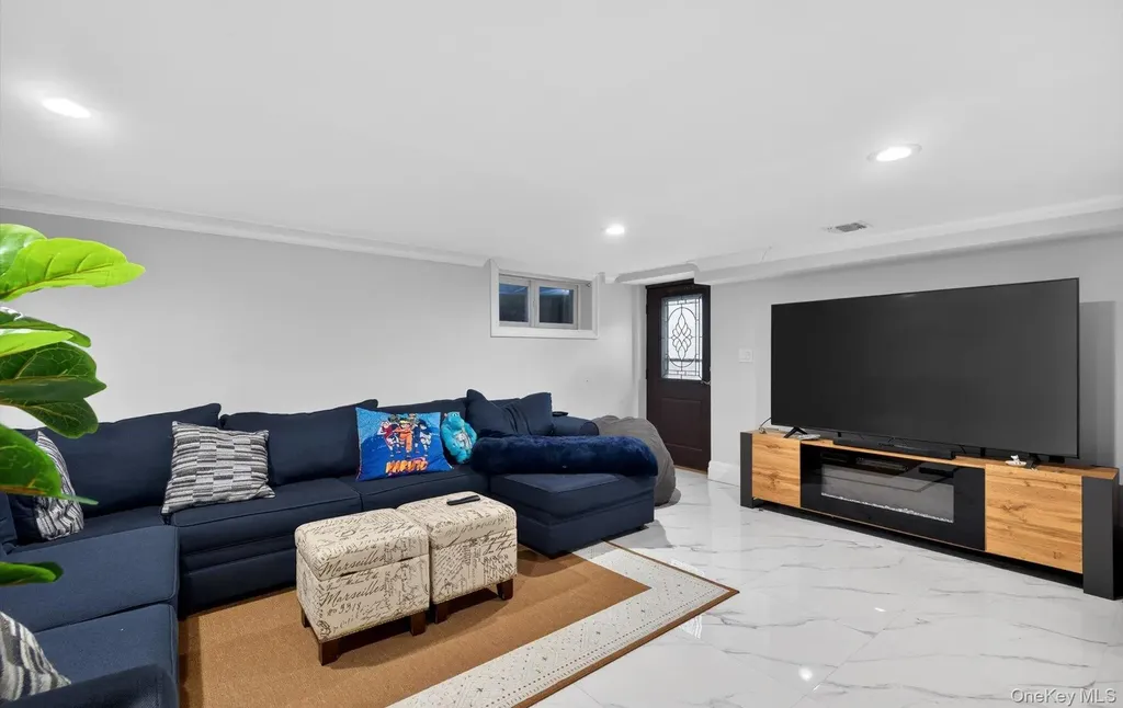 85 Pengon Circle East Meadow NY 11554