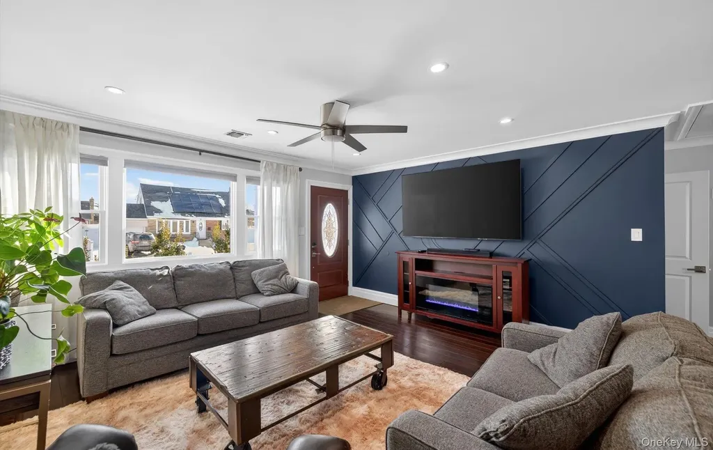 85 Pengon Circle East Meadow NY 11554