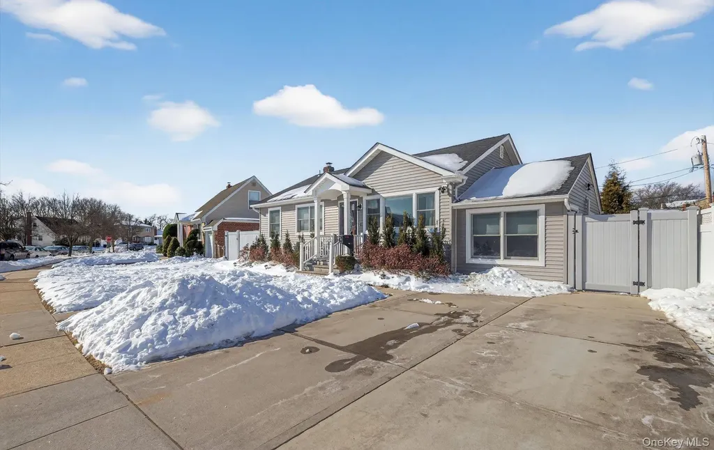 85 Pengon Circle East Meadow NY 11554