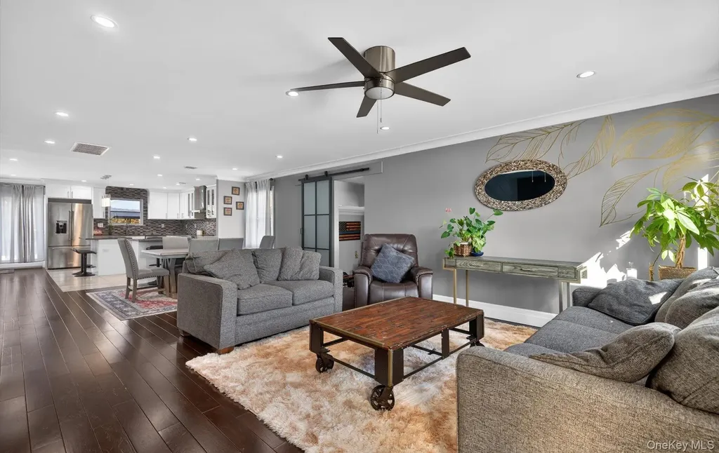 85 Pengon Circle East Meadow NY 11554