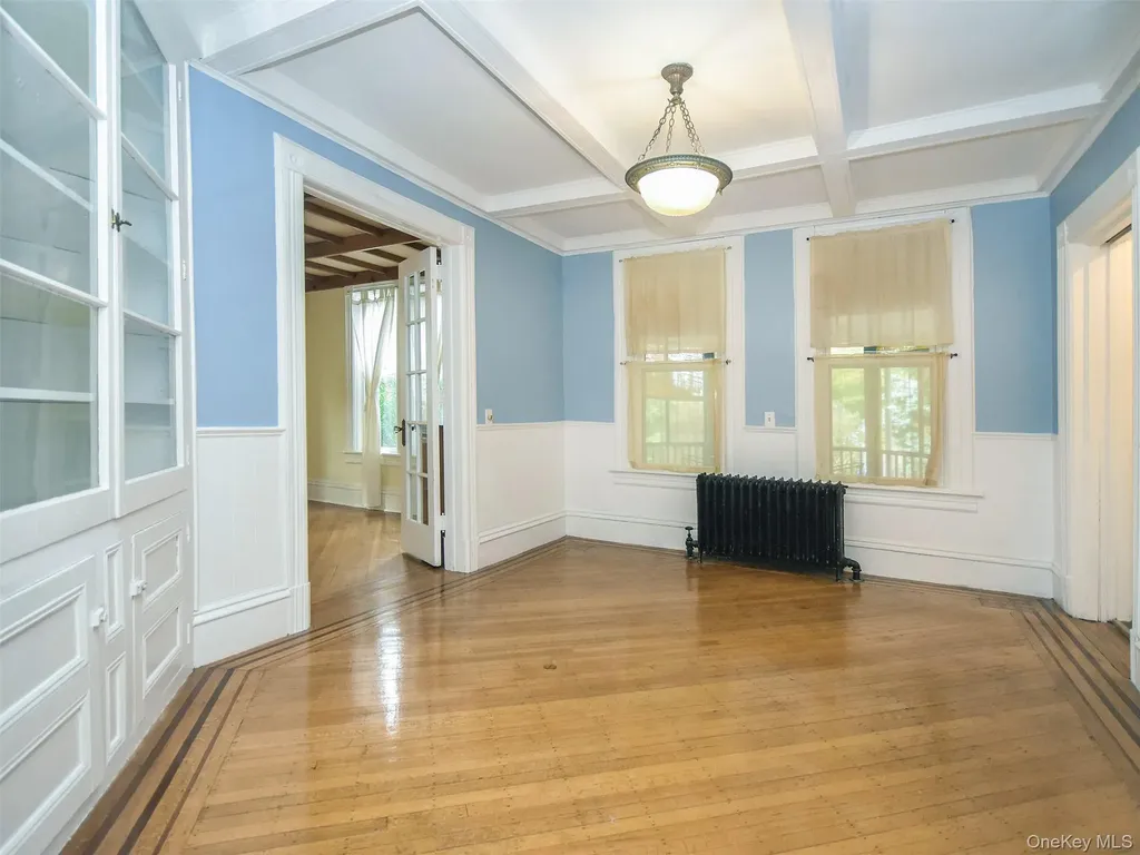 27 Summit Avenue Sea Cliff NY 11579