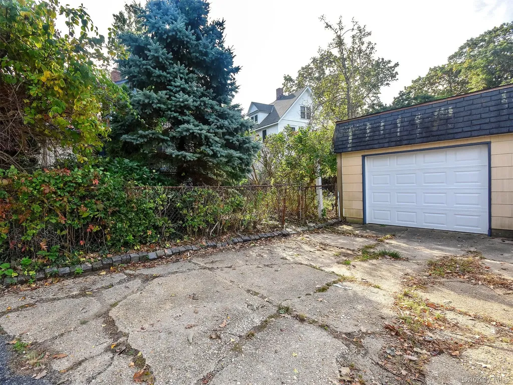 27 Summit Avenue Sea Cliff NY 11579