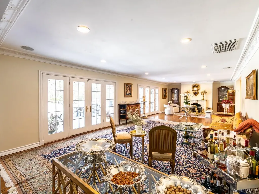 13 Lighthouse Road Great Neck NY 11024