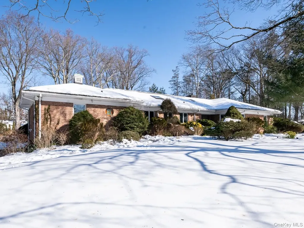 13 Lighthouse Road Great Neck NY 11024