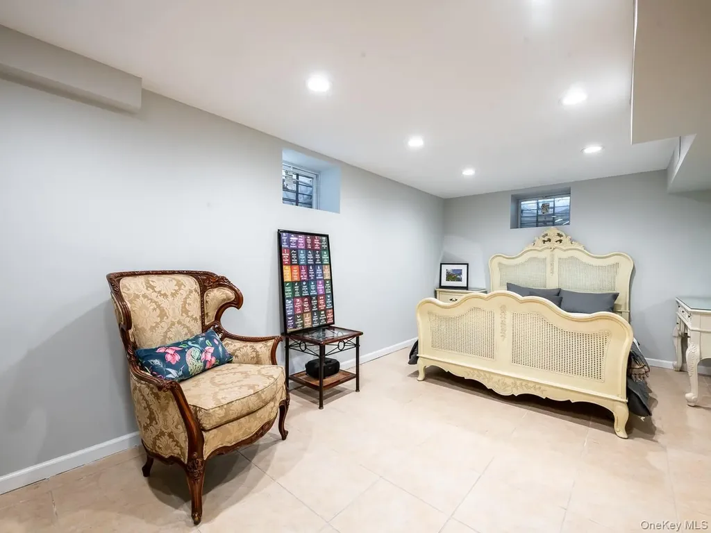 13 Lighthouse Road Great Neck NY 11024