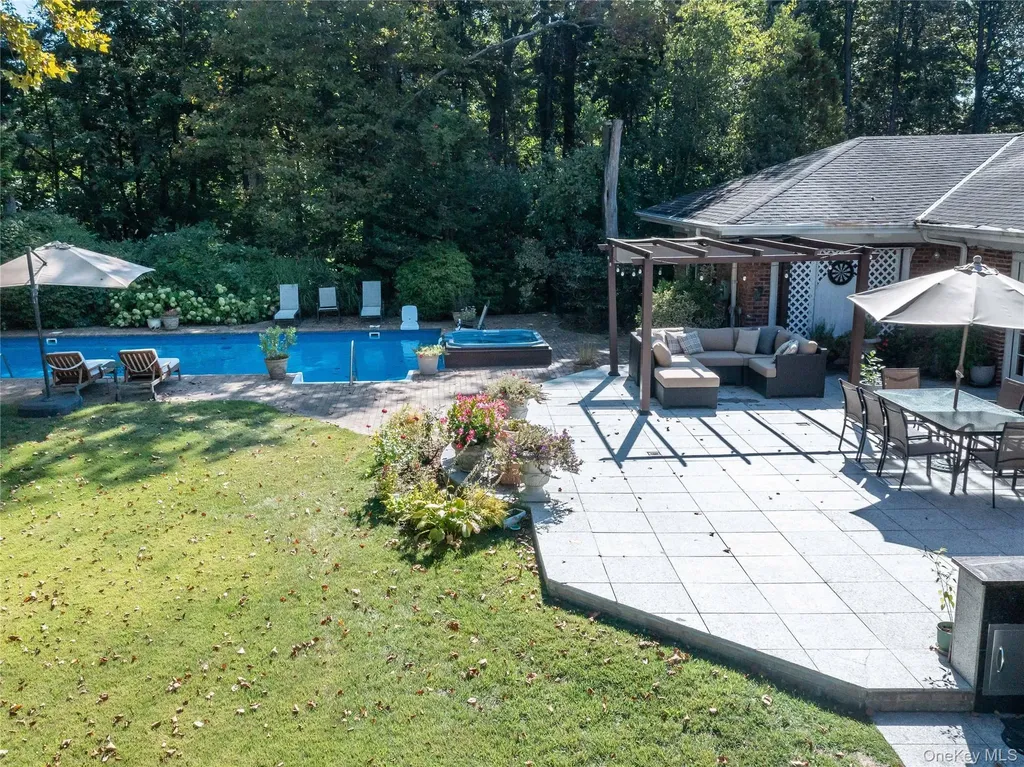13 Lighthouse Road Great Neck NY 11024