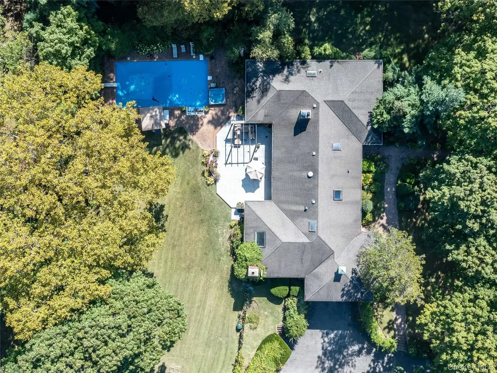 13 Lighthouse Road Great Neck NY 11024