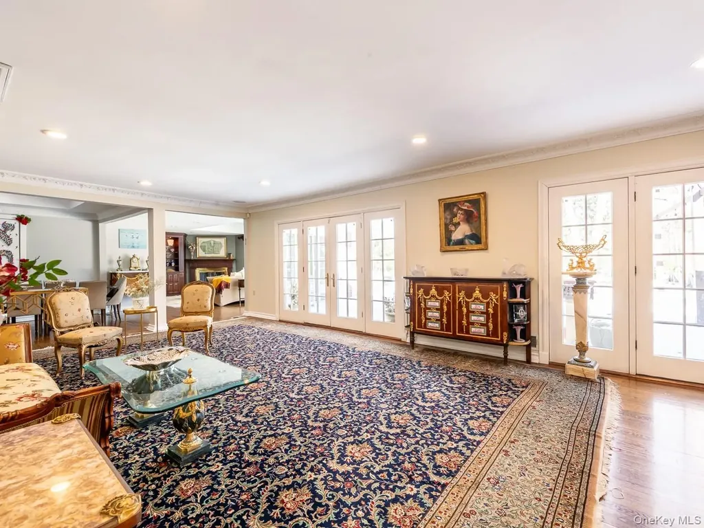 13 Lighthouse Road Great Neck NY 11024