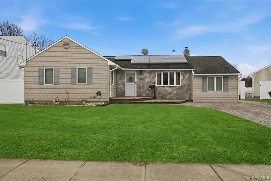 38 Bacon Lane Babylon NY 11702