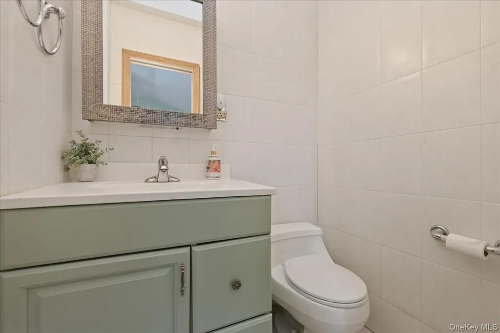 38 Bacon Lane Babylon NY 11702