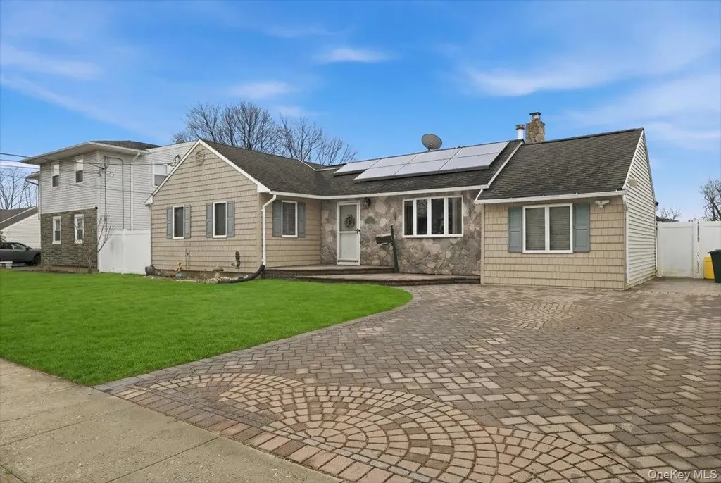 38 Bacon Lane Babylon NY 11702