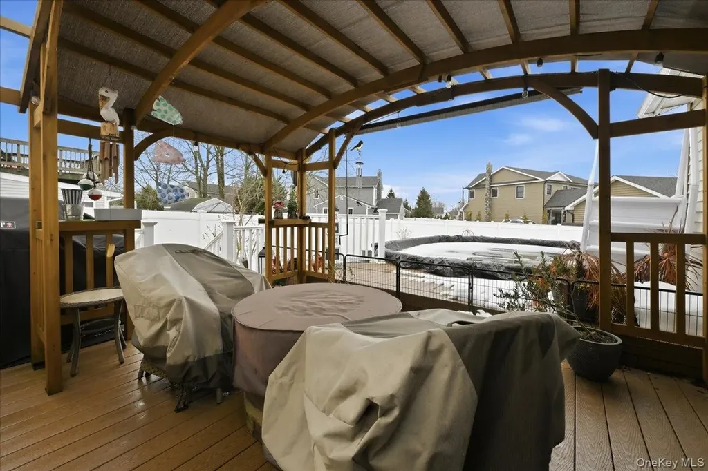 38 Bacon Lane Babylon NY 11702