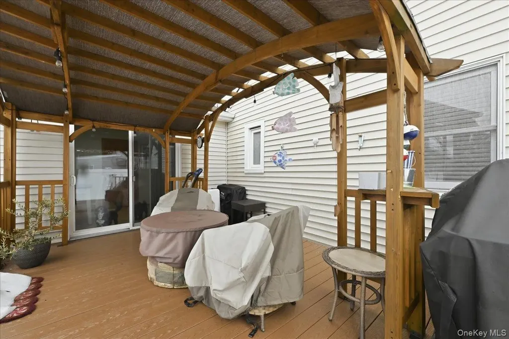 38 Bacon Lane Babylon NY 11702