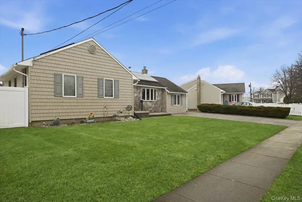 38 Bacon Lane Babylon NY 11702