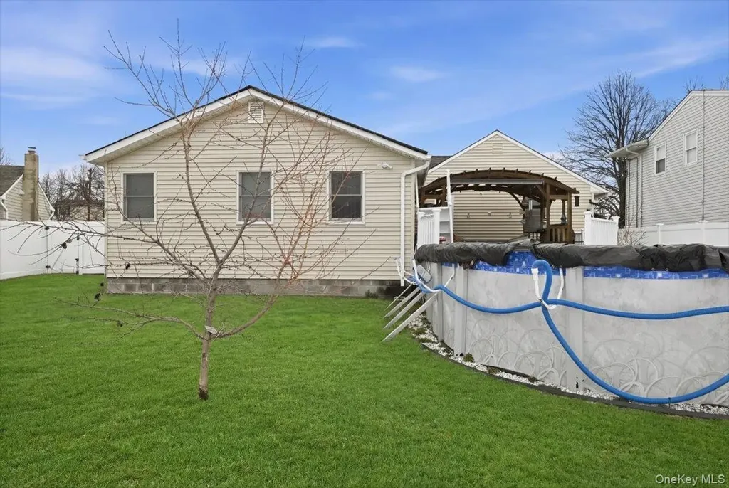38 Bacon Lane Babylon NY 11702