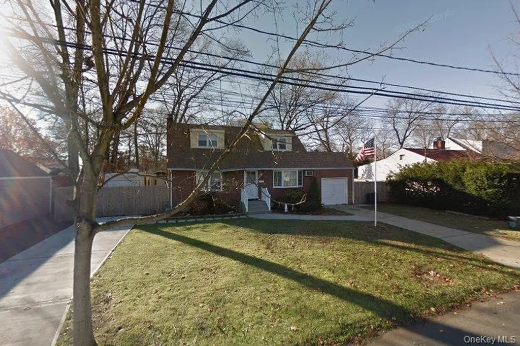 273 South 16th Street Lindenhurst NY 11757