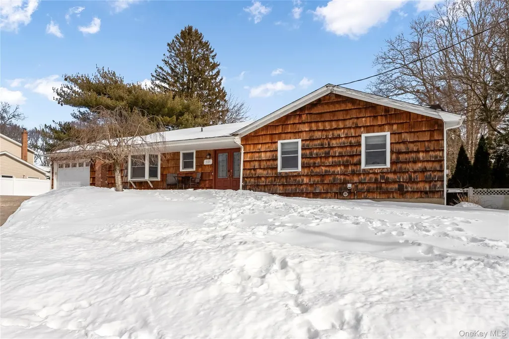 17 Meroke Lane Rocky Point NY 11778