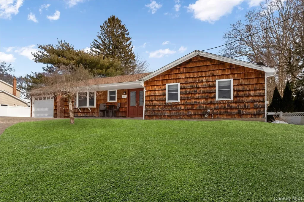 17 Meroke Lane Rocky Point NY 11778