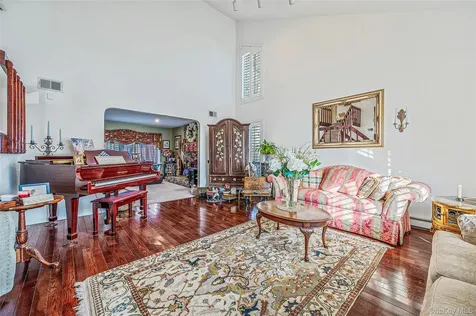 10 Alpine Court Smithtown NY 11787