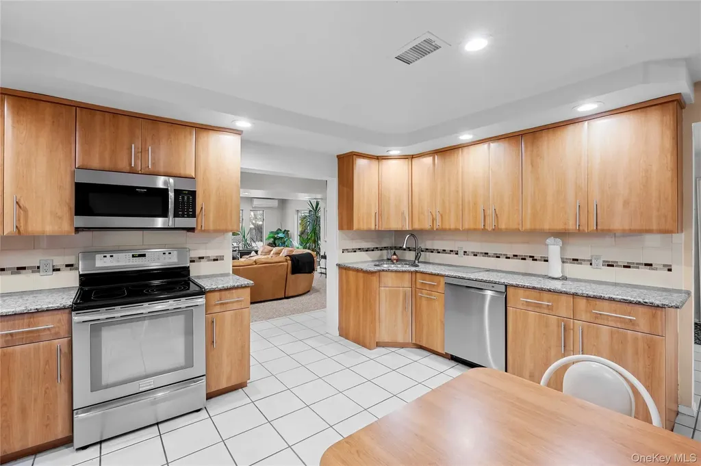 1981 Cynthia Lane Merrick NY 11566