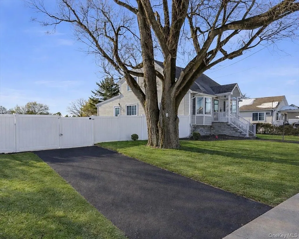 815 S 4th Street Lindenhurst NY 11757