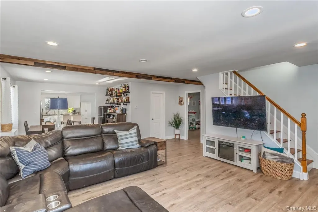 815 S 4th Street Lindenhurst NY 11757