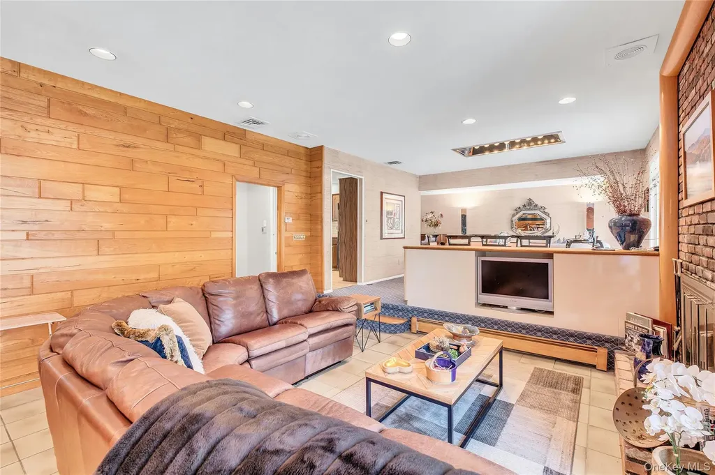 61 Hofstra Drive Plainview NY 11803