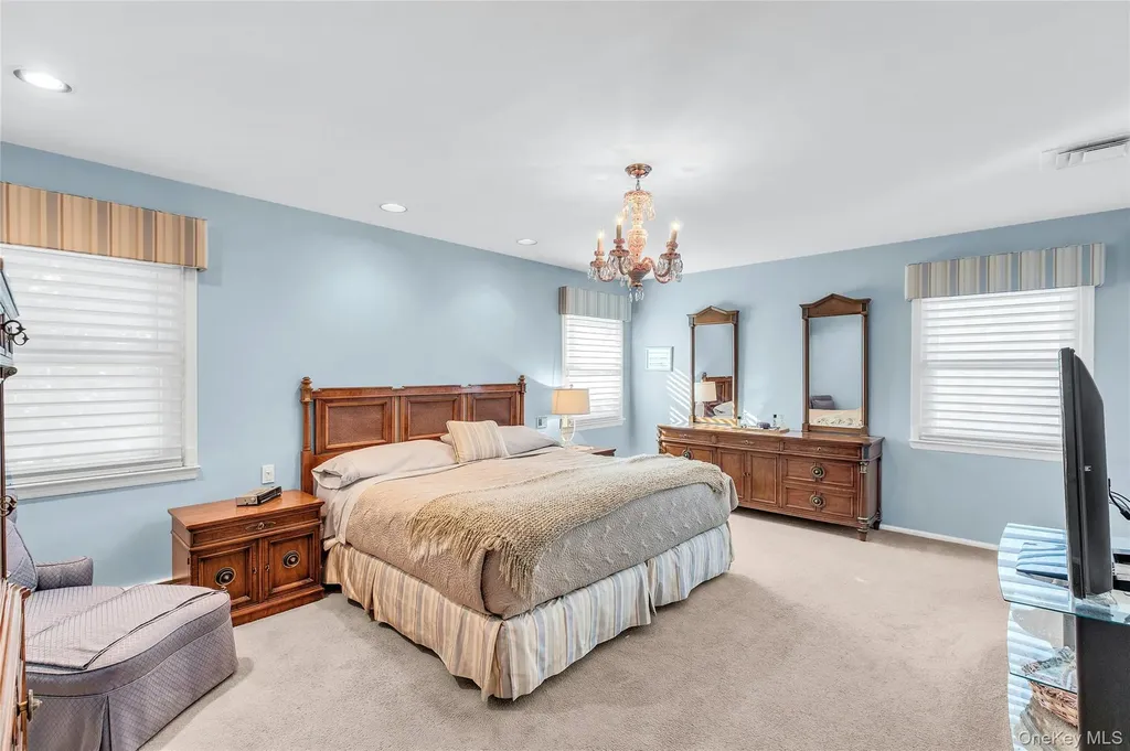 61 Hofstra Drive Plainview NY 11803