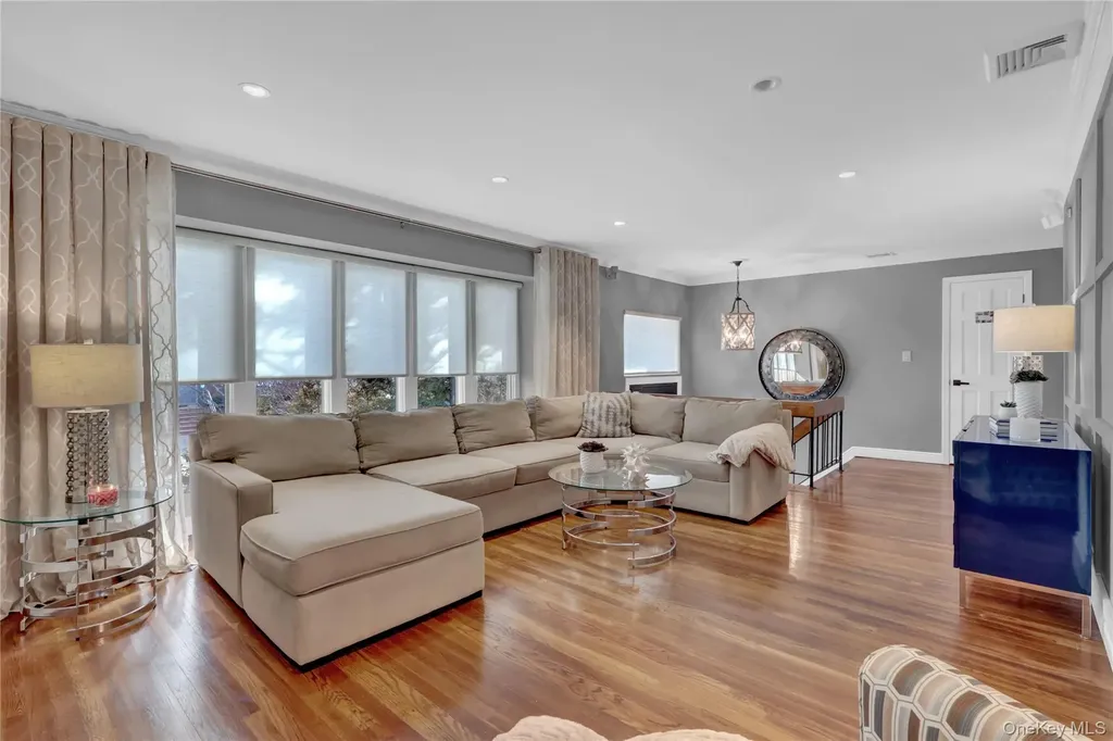 512 Links Drive E Oceanside NY 11572