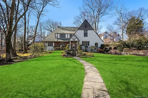 103 Aviemore Drive New Rochelle NY 10804