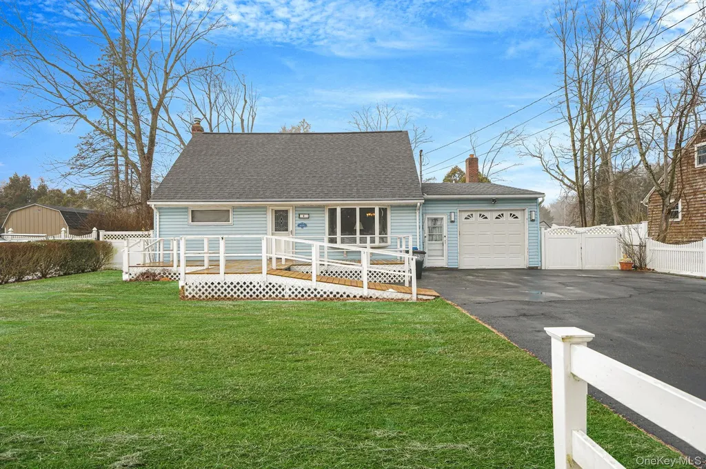 6 Noahs Path Rocky Point NY 11778