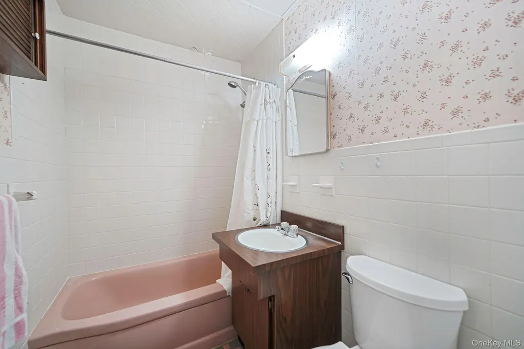 6 Noahs Path Rocky Point NY 11778