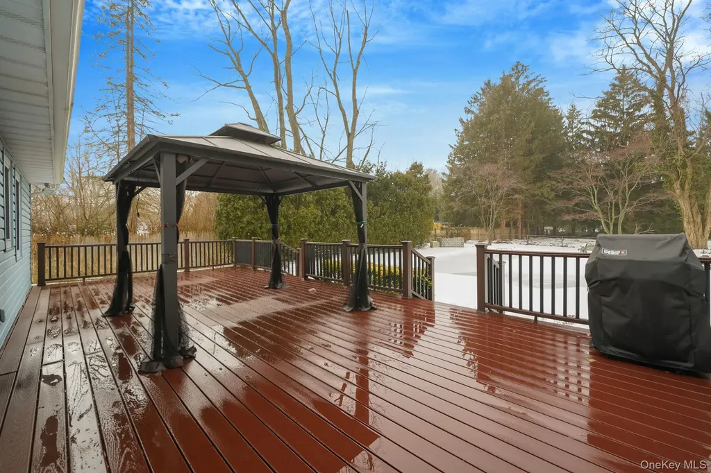 6 Noahs Path Rocky Point NY 11778