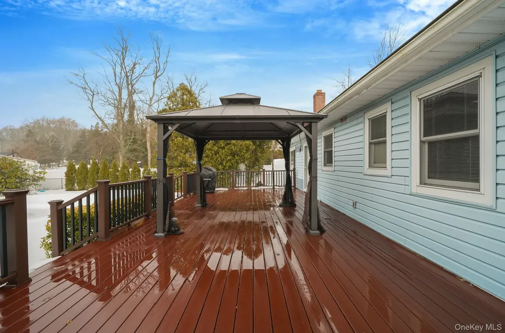 6 Noahs Path Rocky Point NY 11778
