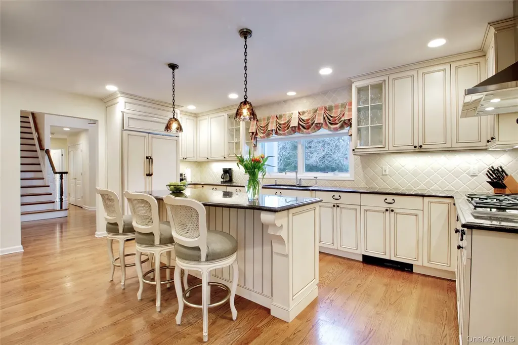 9 Meadowbrook Lane Old Westbury NY 11568
