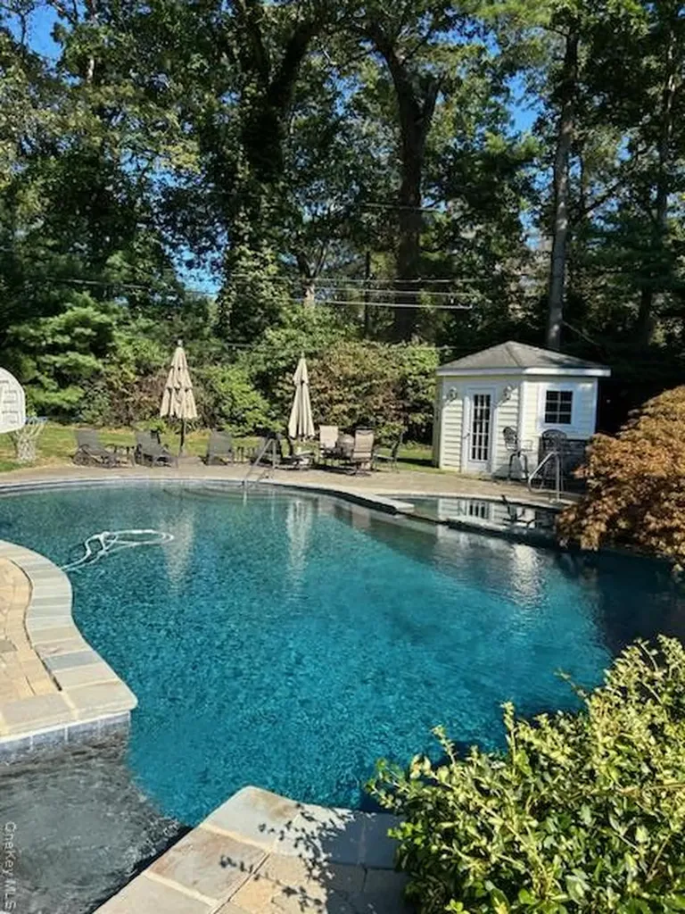 9 Meadowbrook Lane Old Westbury NY 11568