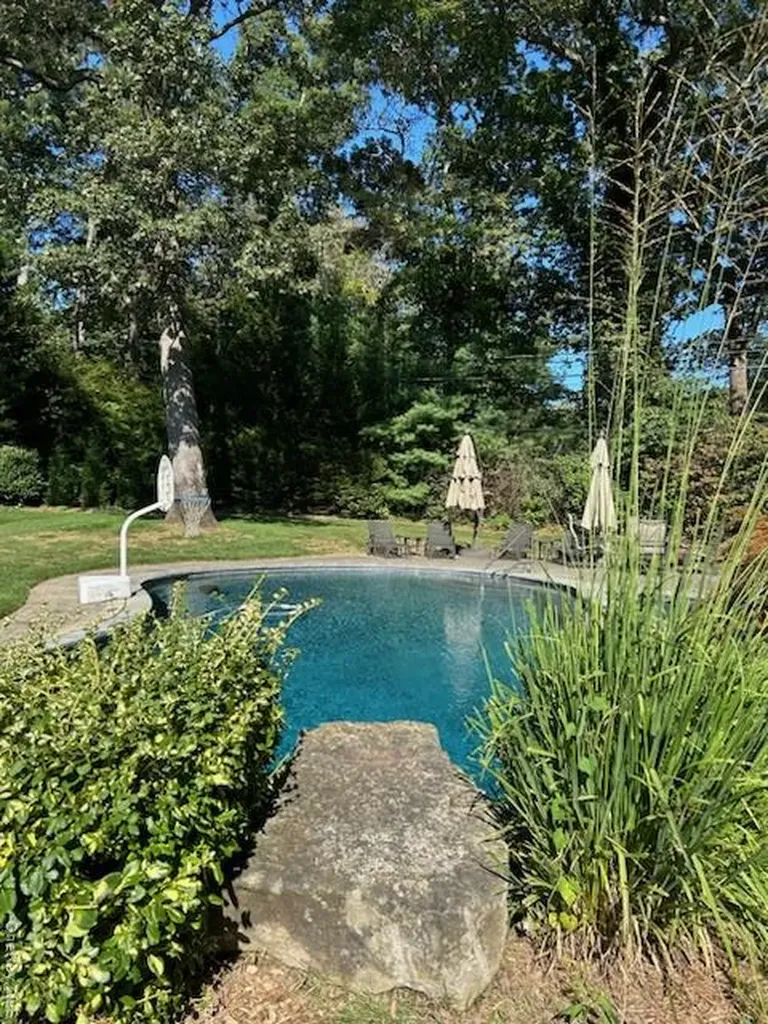 9 Meadowbrook Lane Old Westbury NY 11568