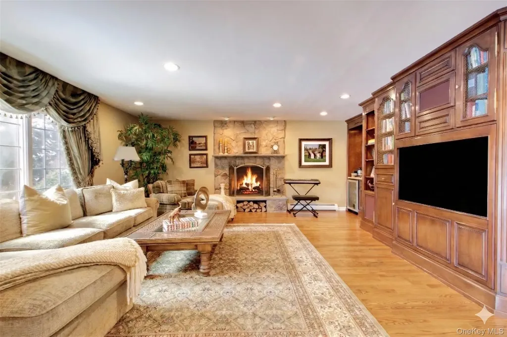 9 Meadowbrook Lane Old Westbury NY 11568
