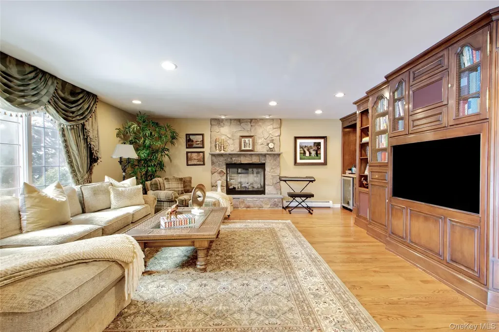 9 Meadowbrook Lane Old Westbury NY 11568