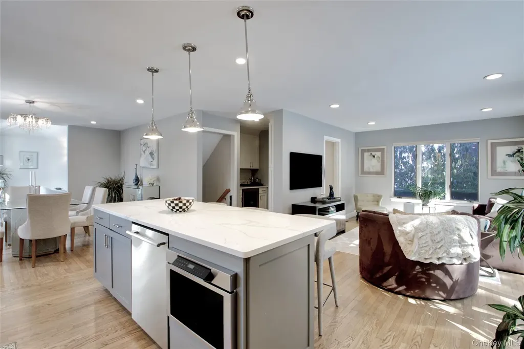24 Hillcrest Avenue Roslyn NY 11576