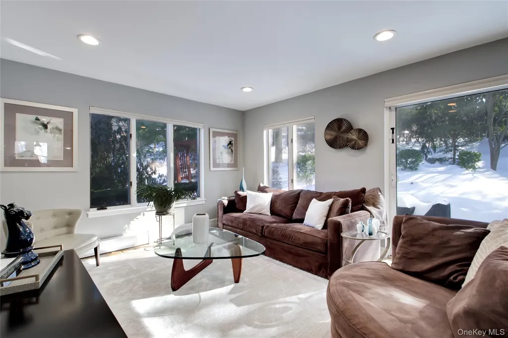 24 Hillcrest Avenue Roslyn NY 11576
