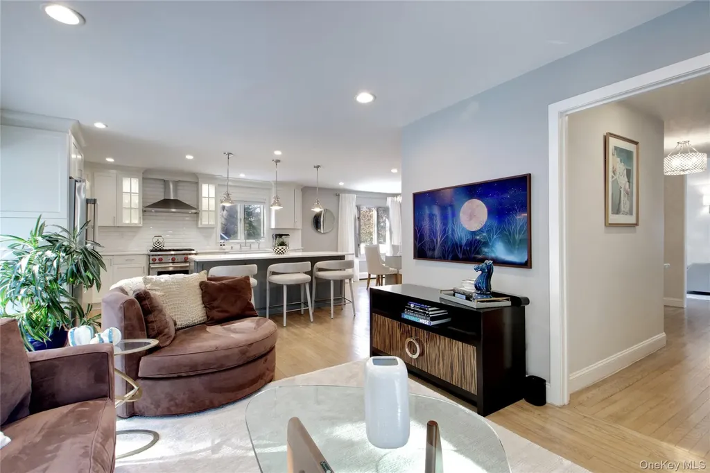 24 Hillcrest Avenue Roslyn NY 11576