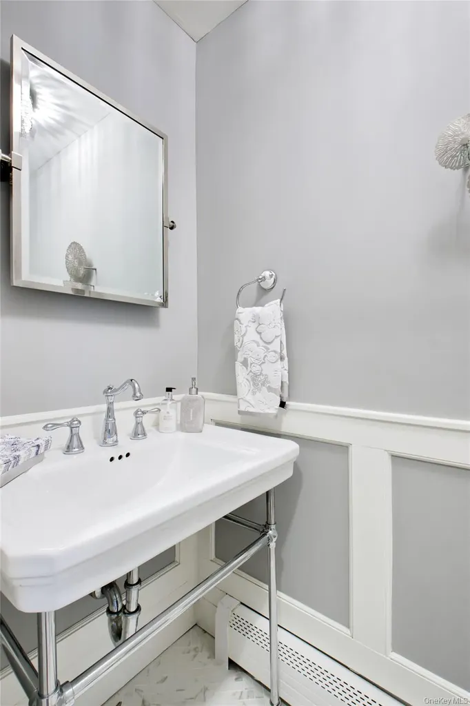 24 Hillcrest Avenue Roslyn NY 11576