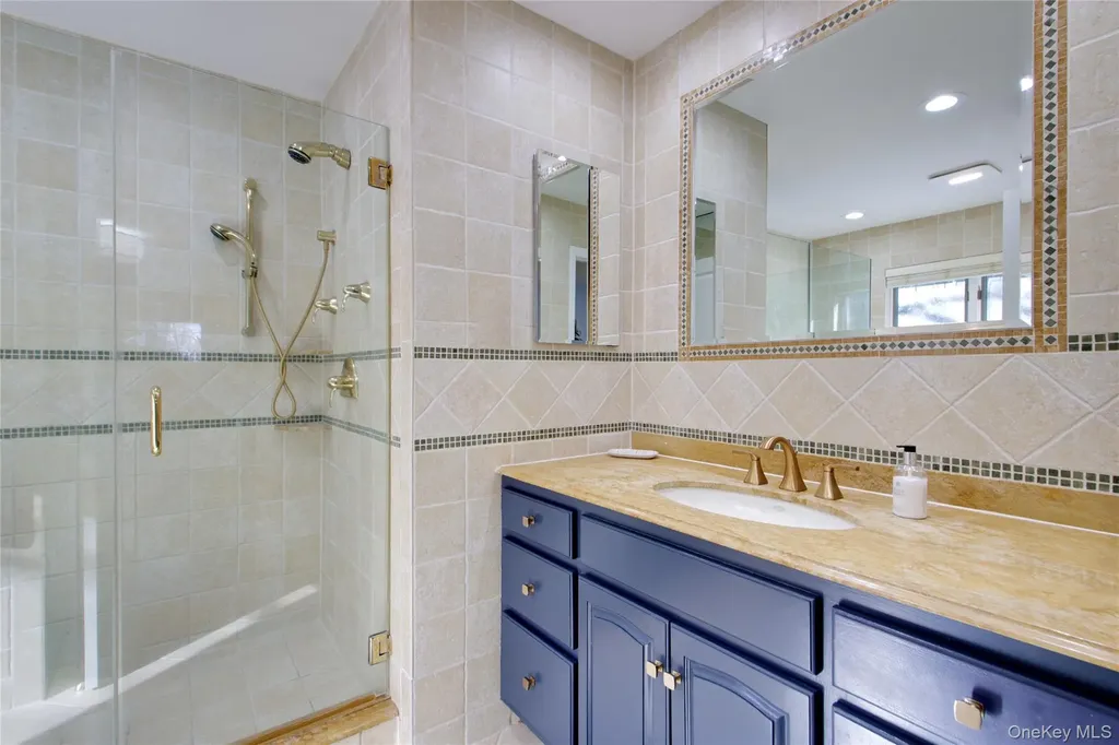 24 Hillcrest Avenue Roslyn NY 11576