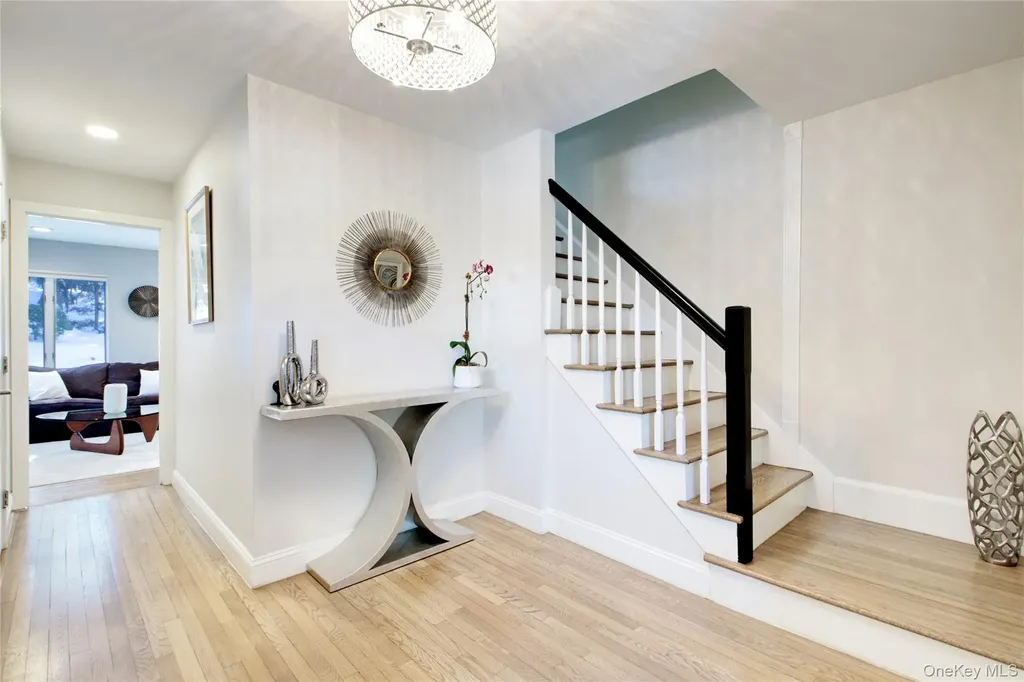 24 Hillcrest Avenue Roslyn NY 11576