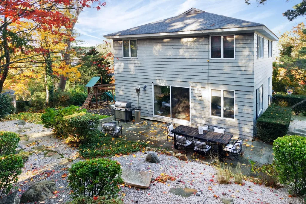 24 Hillcrest Avenue Roslyn NY 11576