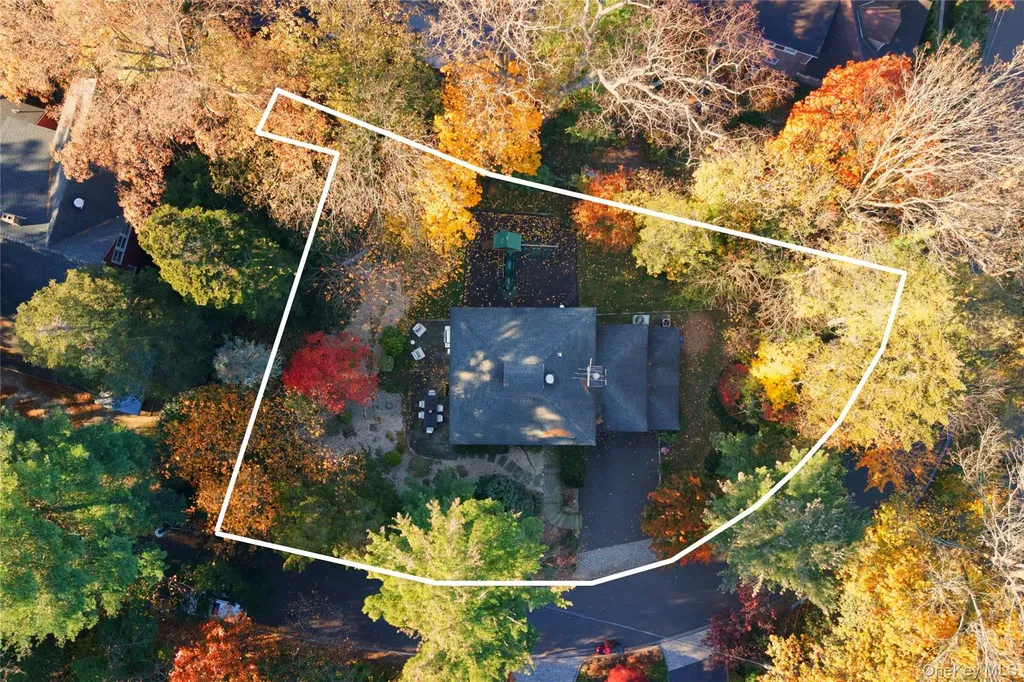 24 Hillcrest Avenue Roslyn NY 11576