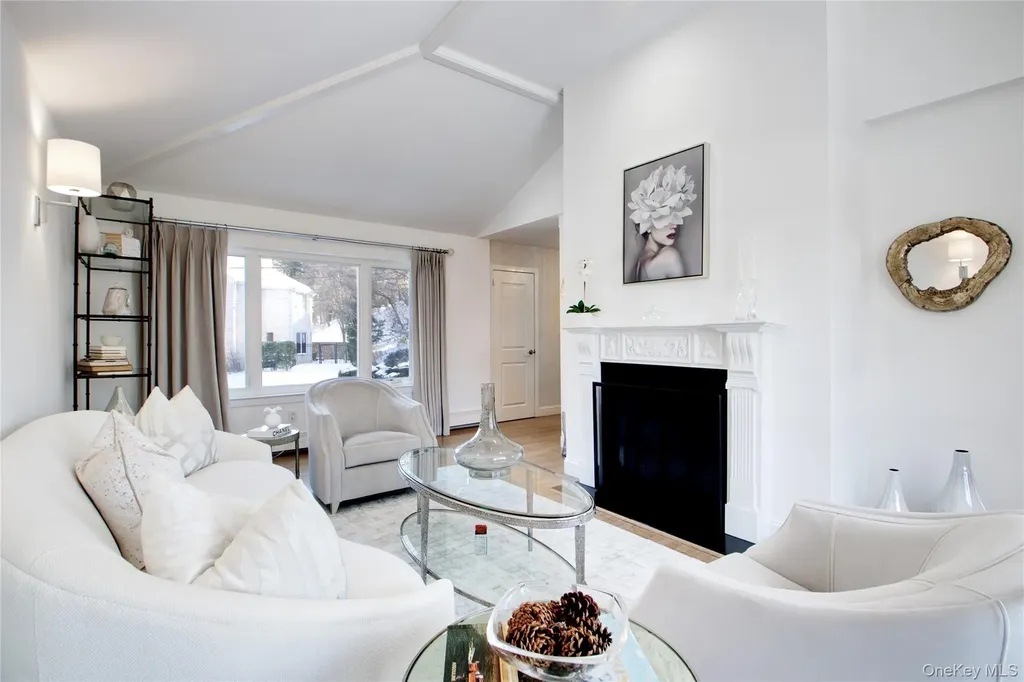 24 Hillcrest Avenue Roslyn NY 11576