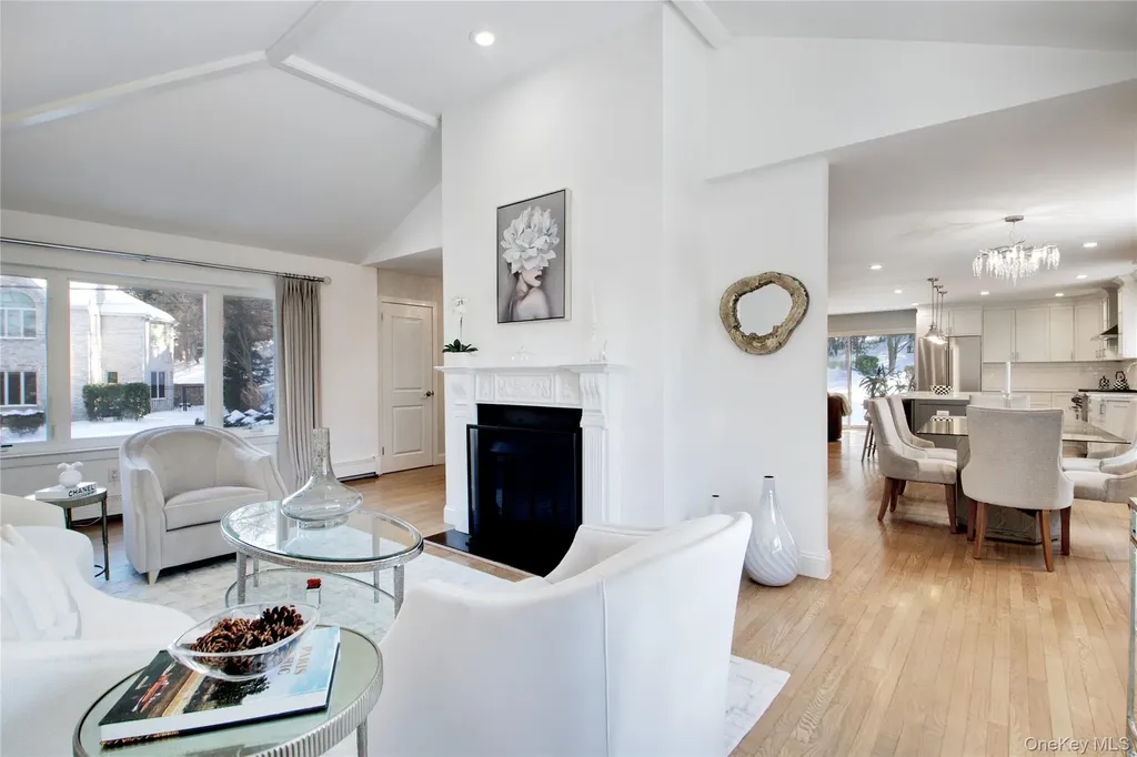 24 Hillcrest Avenue Roslyn NY 11576