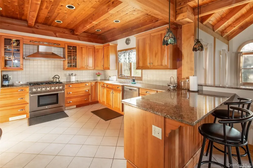 48 Oakhurst Road Hampton Bays NY 11946